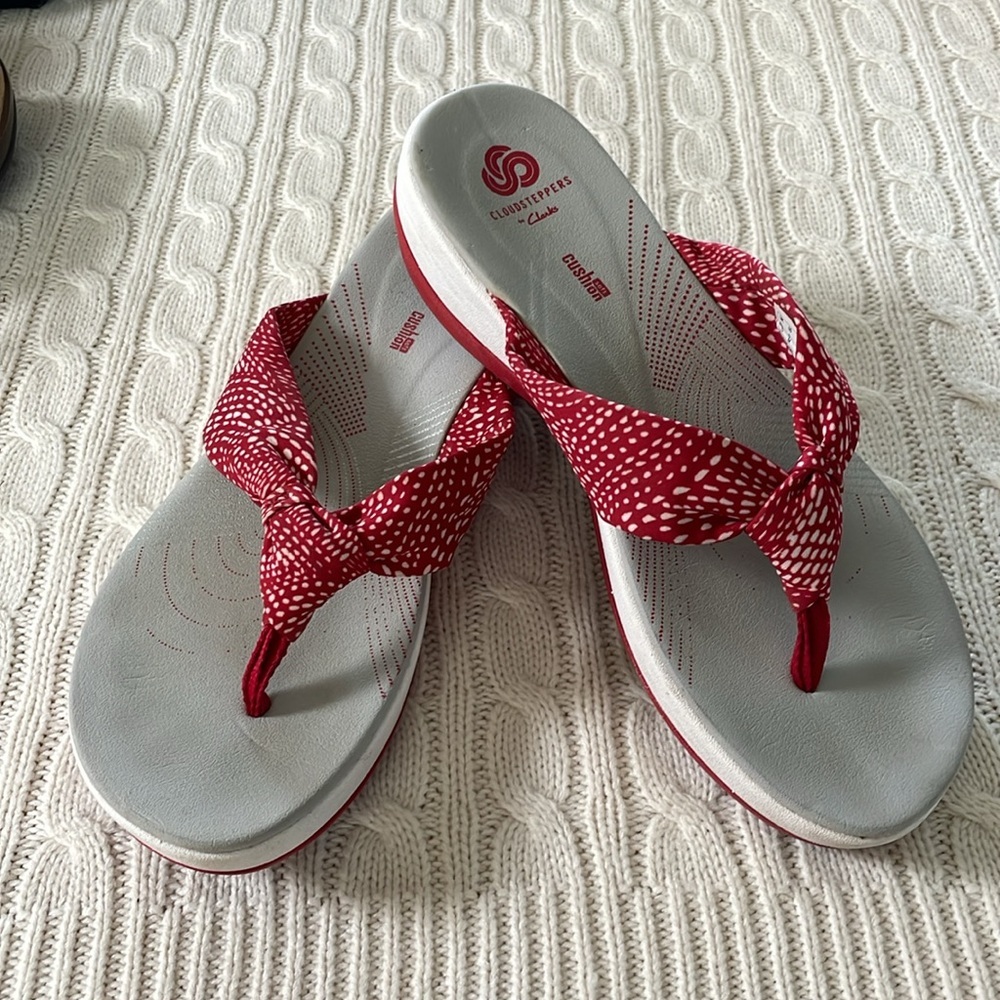 Women’s sz 9 Clarks Cloudsteppers red white dot thongs soft cushion knot fabric